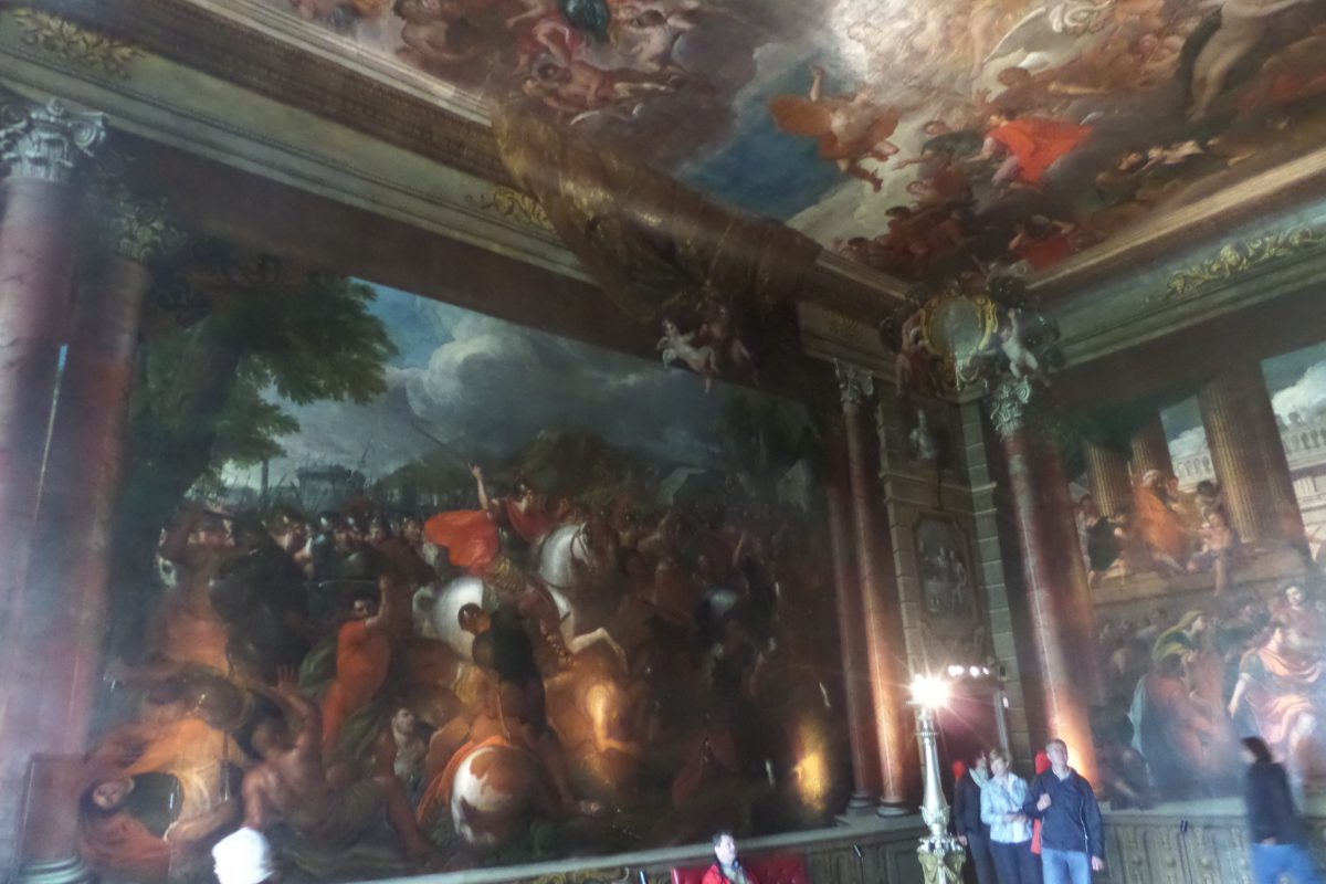 Another amazing room with all the walls and ceiling painted to look as those you are in the midts of an amazing scene. Note these walls are straight and smooth - there are no columns or capitals or fancy decorative mouldings! 